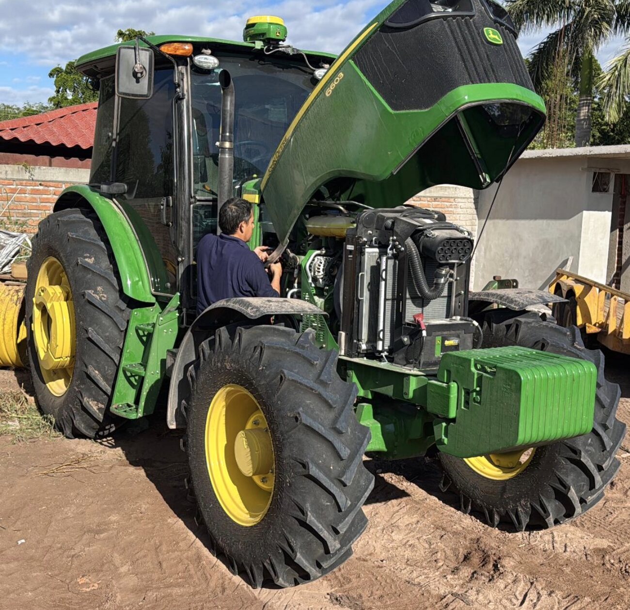Tractor John Deere en servicio mecánico y eléctrico en Taller Montaño